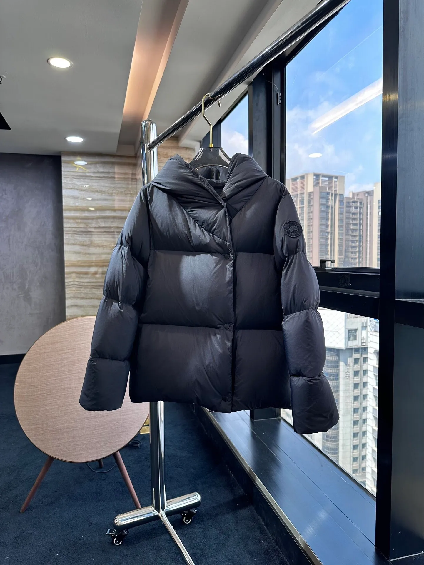 P1100 Top-quality original Canada Goose autumn. It is warm and has no sense of restraint. It is made of national standard 90 white duck down. It is light and elegant, giving you all-round warmth! The appearance of the upper body is more classy and stylish, allowing warmth and grace to go hand in hand. The multiple car lines on the center line are strict and symmetrical, keeping warm and waiting. The logo on the chest embellishes the whole piece! The unique taste goes deep into the bone marrow. It is age-reducing and full of warmth. It has a simple and elegant look and has the same color for men and women. Black Gray Size: XS-S M L